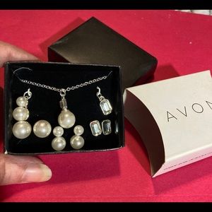 Avon Luminous Pearlesque Wardrobe Set